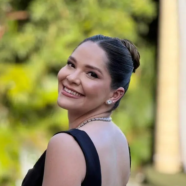 Débora sorrindo